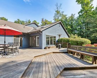 Great Group Getaway: Games Galore + Outdoor Oasis - Painesville - Patio