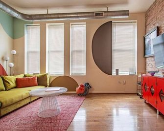 Colorful & Quirky 2-Br Loft W/Private Deck | Mica, Jh & Ummc - Baltimore - Sala de estar