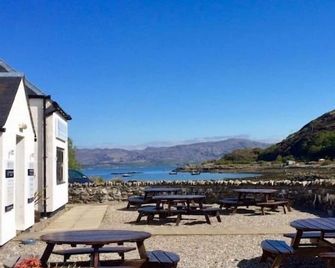 Glenuig Inn - Lochailort - Patio