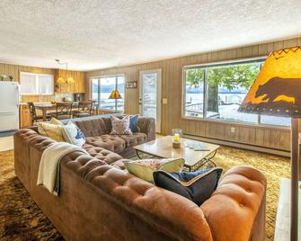 Cozy 4 BDRM Beach Cottage on the Water at Sherwood Beach - Coolin - Sala de estar