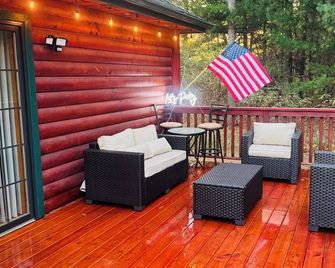 Secluded 4-bedroom log cabin surrounded by beautiful forest - New Lisbon - Patio