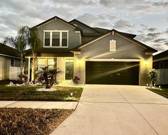 2 story comfort beautiful home with all amenities you need!! - Riverview - Building