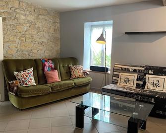 Pretty little house on the river Aron - Châtillon-en-Bazois - Sala de estar