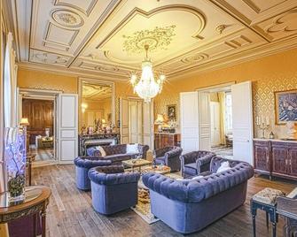 Chateau Paradis - Twentyeight Bedroom Castle, Sleeps 91 - Champagne-Mouton - Sala de estar