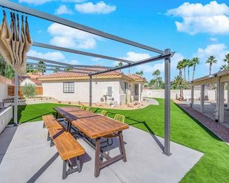 Modern Renovated 2-Bedroom w/ Pool - Las Vegas - Patio