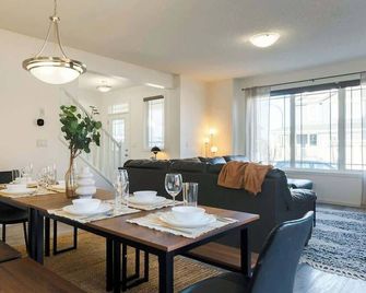 Spacious Suite - Balzac - Dining room