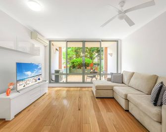Redfern 2br Near Cbd Shopping Center With Pool & Gym - Sídney - Sala de estar