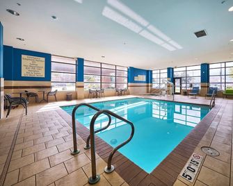 Hampton Inn & Suites Salinas - Salinas - Басейн