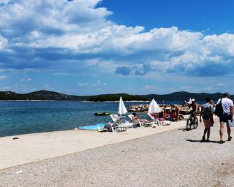 Levantara - Tisno - Plage