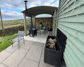 The Herdsman Luxury Shepherds Hut - Barnoldswick - Patio