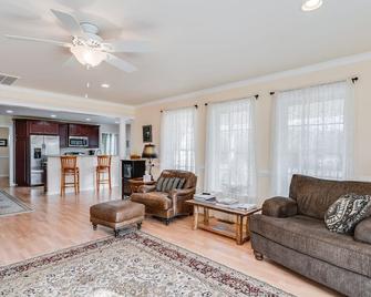 Spectacular Waterfront on the Pocomoke River! - Pocomoke City - Living room