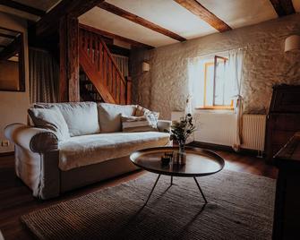 extraordinary rooms in manor from 16. Century in a fantastic secluded location - Oppurg - Sala de estar