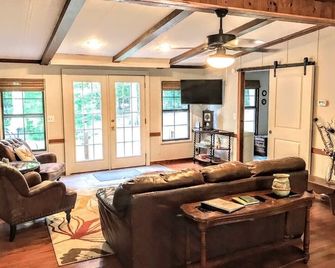 A Charming Country Cottage Nestled in the Woods - Hopkins - Wohnzimmer