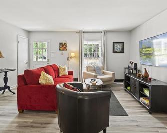 Rose Garden - Delightful Private and Peaceful Home - Knightdale - Living room