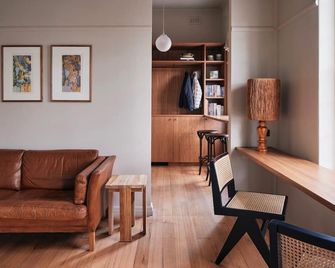 The Courthouse Hotel - Melbourne - Living room