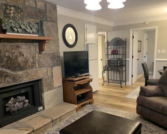 Olde Gatlinburg Rentals - Gatlinburg - Living room