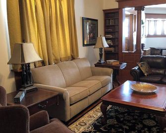 Charming Victorian style 1-bedroom in wonderful Greencastle. Sleeps 4 - Greencastle - Sala de estar