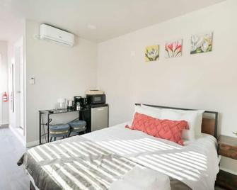 Cozy Compact Studio: Queen Bed, Fast Internet, Laundry, and a Serene Backyard - Azusa - Bedroom