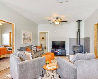 Mtn-View Hideaway with Wood Stove in Pueblo! - Colorado City - Sala de estar