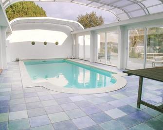 Nice home in St Maixent sur Vie - Commequiers - Piscina