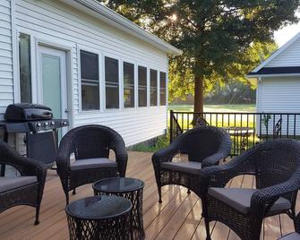 1897 Historic Home In Midwest - Blackwater - Patio