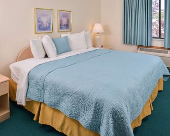 Americas Best Value Inn And Suites Bluffton - Bluffton - Bedroom