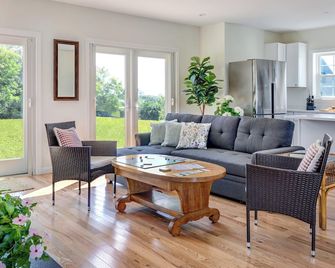 Whitestone Cottage: Pet-Friendly Nightly House Rental on Block Island - Block Island - Living room