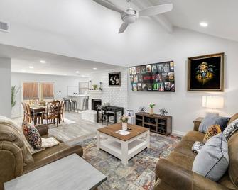 Frisco Getaway Hometel w the Spa and Outdoor Kitchen - Frisco - Living room