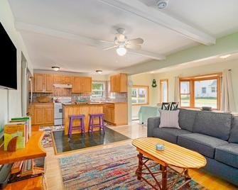 Carol's Cottage - Empire - Living room