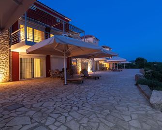 2 bdrm villa with parking and great sea views. Located in a quiet neighbourhood - Marathopolis - Building