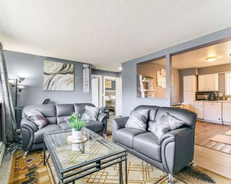 11 Mi to Kincaid Park: Convenient + Cozy Apt! - Anchorage - Living room