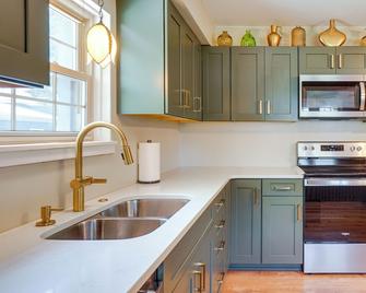 Walkable Thiensville Retreat Near Hiking! - Mequon - Kuchyň