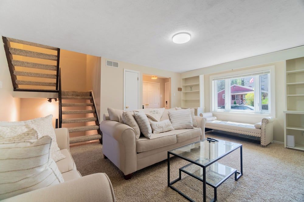 Cozy Suburban Home / Quiet Neighborhood - פיטסבורג - סלון