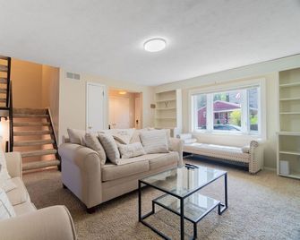 Cozy Suburban Home / Quiet Neighborhood - Pittsburgh - Wohnzimmer