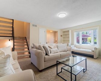 Cozy Suburban Home / Quiet Neighborhood - פיטסבורג - סלון