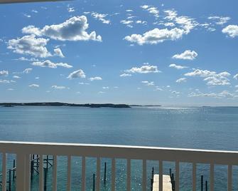 Large waterfront Home on Lubbers with Private Boat Dock - Hope Town - Balcón