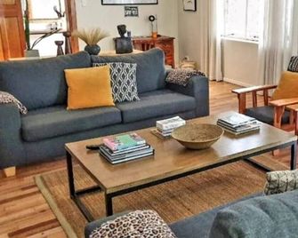 Self-catering farmhouse on working farm, a peaceful retreat outside of Underberg - Underberg - Living room