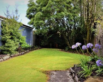 Welcoming and well loved older house centrally located in Haast township - Haast