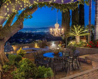 Secluded Mediterranean villa in the hills - Encino - Patio
