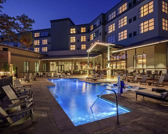 The Bevy Hotel Boerne, a DoubleTree by Hilton - Boerne - Zwembad