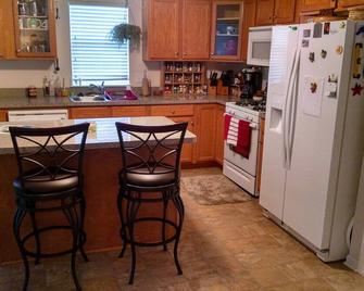 Cleveland Airport\nBundle yourselves together - Brook Park - Kitchen