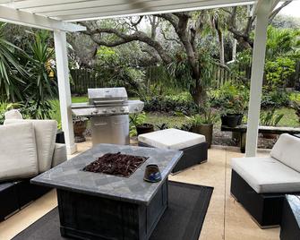 Melbourne Beach getaway, Surfing, Birdwatching, nature. fishing. - Melbourne Beach - Patio