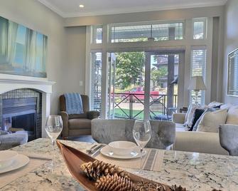 Welcome to Luxury at its Finest! - Sidney - Dining room