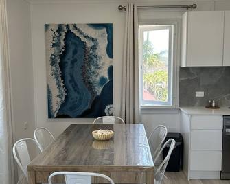 Caves Beach Holiday House - Caves Beach - Dining room