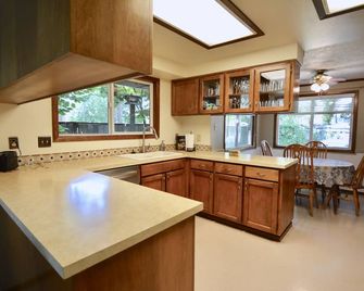 Wine Country Garden Retreat & Free Wine Tastings! - McMinnville - Kitchen