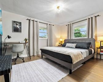 Chic Oasis/Game Room/Near Base/5 Bedroom - Waukegan - Bedroom
