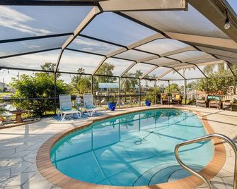 Port Charlotte Paradise w/ Private Outdoor Oasis! - Port Charlotte - Pool