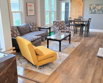 Cozy Home near Sanford hospital & 1 mile to DT - Foosball, 65\'TV & Fenced Yard - Sioux Falls - Living room