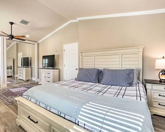 Charming Port Richey Retreat w/ Shared Dock - Port Richey - Bedroom