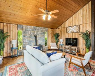 Modern Cabin w Mountain View Hot Tub & Fire Pit - Berkeley Springs - Living room